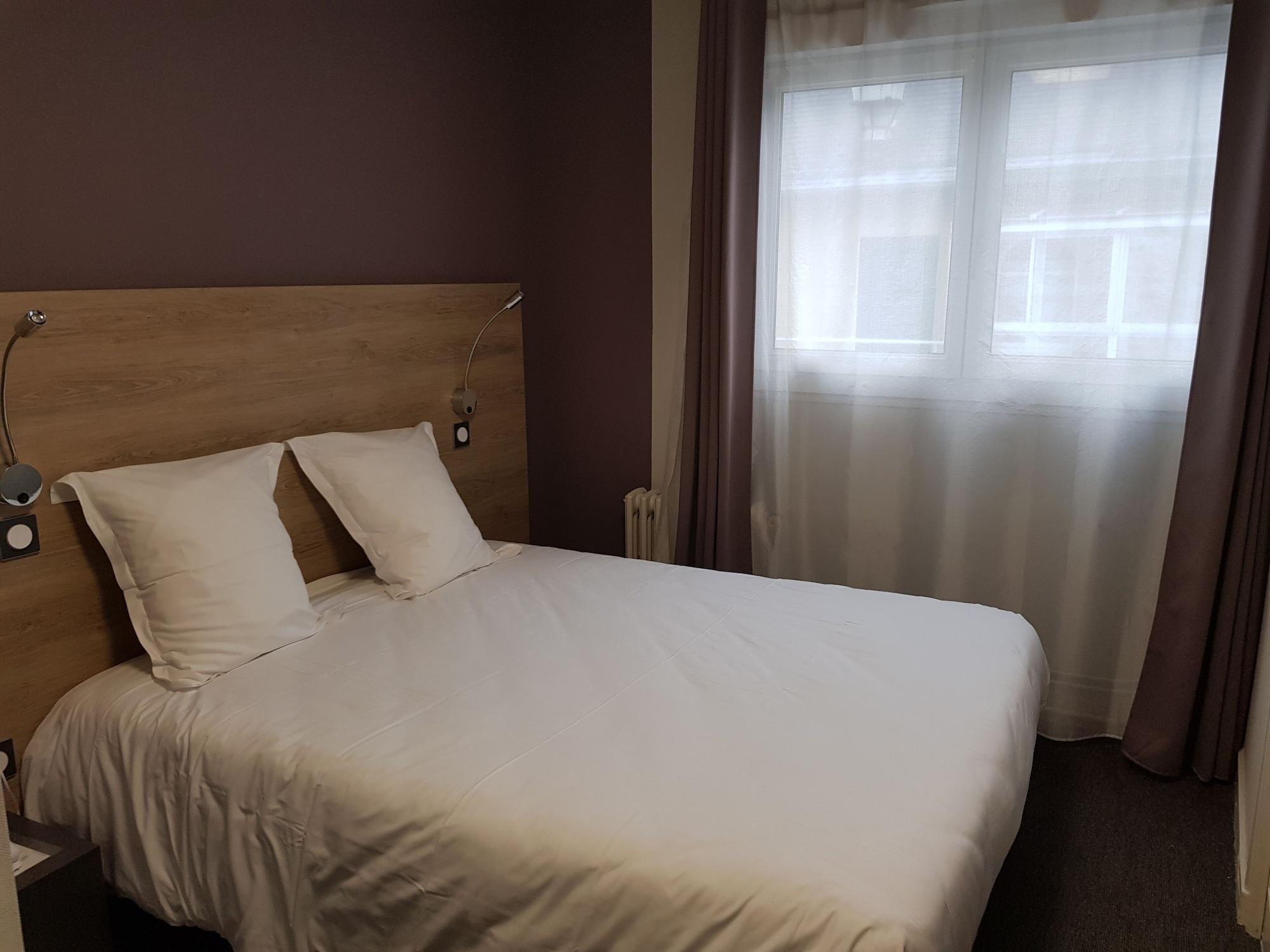Logis Hotel A La Bonne Auberge Лаваль Екстер'єр фото