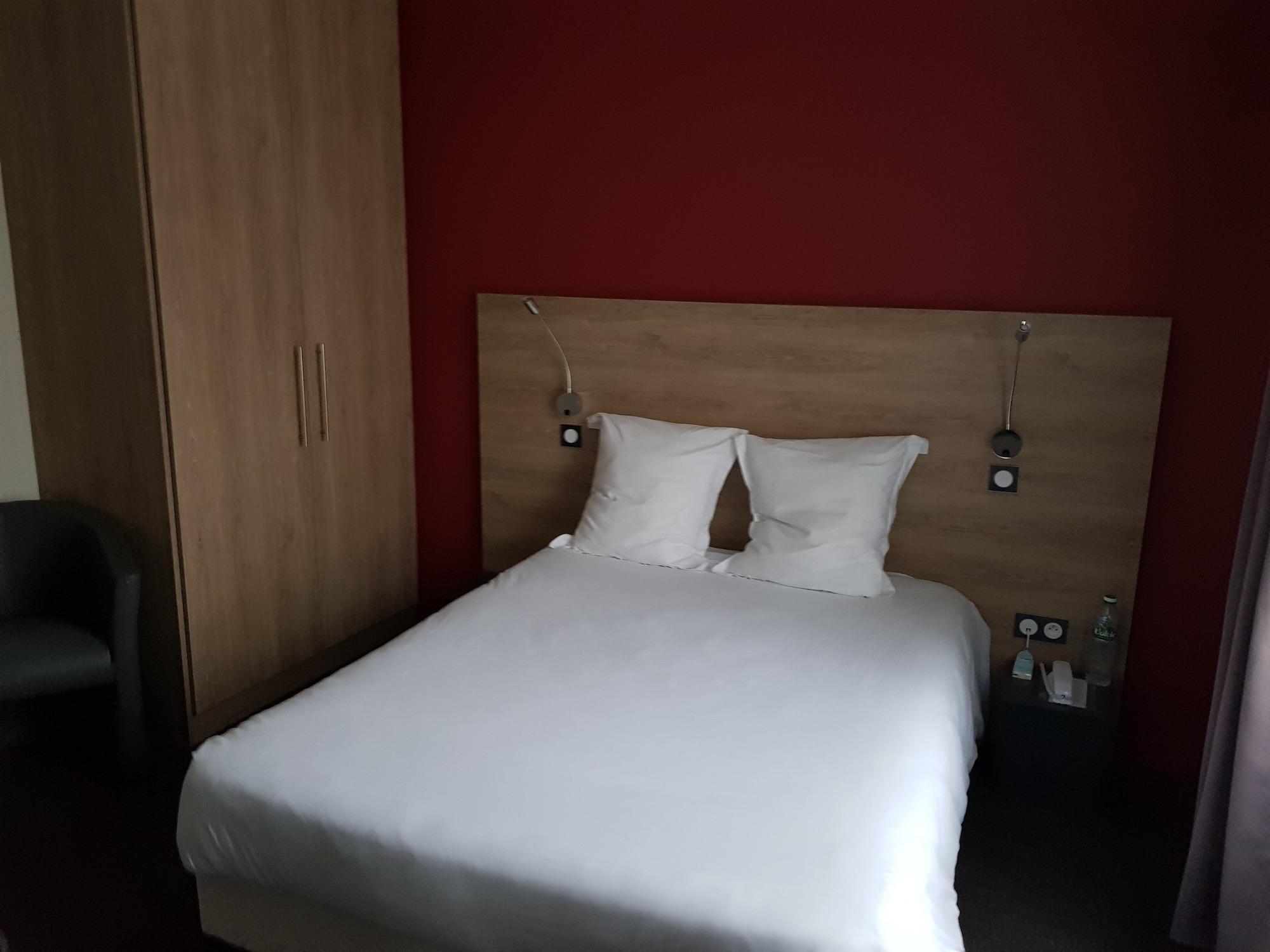 Logis Hotel A La Bonne Auberge Лаваль Екстер'єр фото